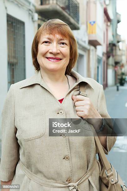Foto de Positivo Sênior Mulher Na Cidade Europeia Street e mais fotos de stock de 50 Anos - 50 Anos, 60 Anos, Adulto