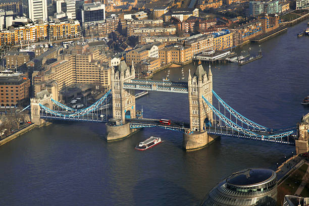 有名なタワーブリッジロンドン,英国 - london england morning sunlight tower bridge ストックフォトと画像
