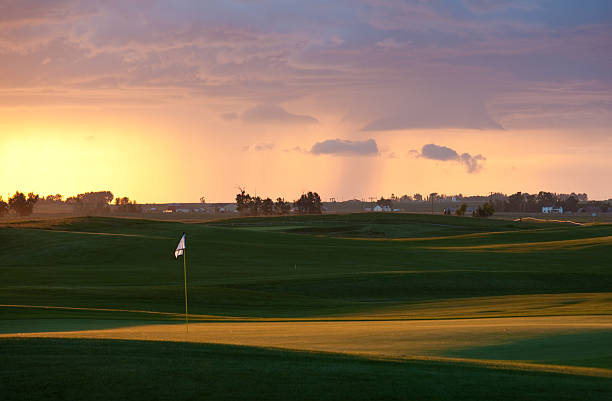 поле для гольфа в сельской местности - golf course usa scenics sports flag стоковые фото и изображения