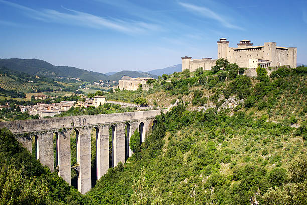 aqueduct in spoleto. italy - spoleto bildbanksfoton och bilder