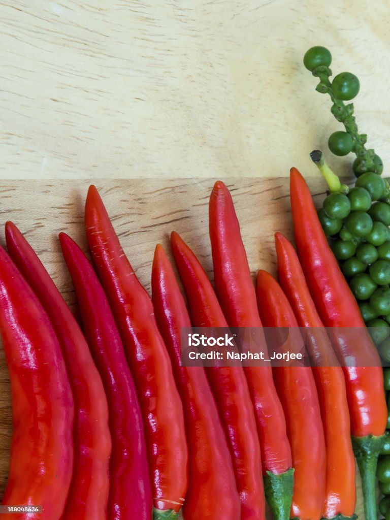 Chile rojo caliente y pimienta verde - Foto de stock de Aderezo libre de derechos