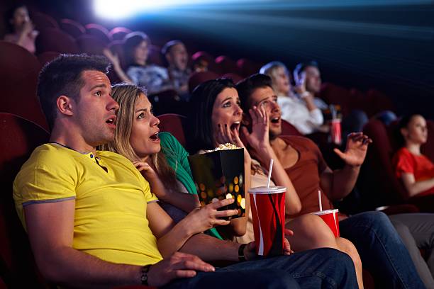 Pubblico di cinema multisala scioccato - foto stock