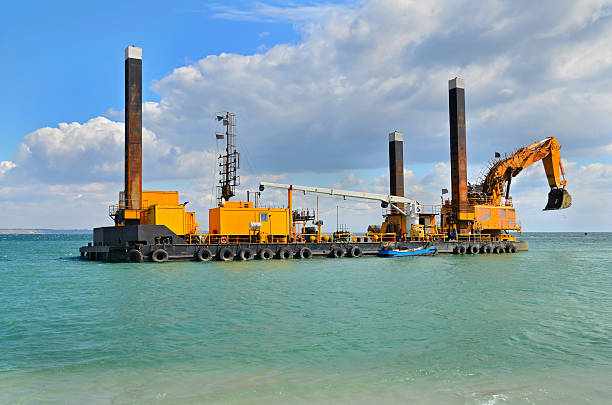 eine neue beach - industrial ship earth mover barge yellow stock-fotos und bilder