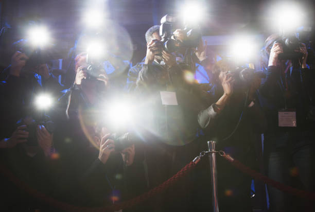 paparazzi utilizando fotos de flash en la alfombra roja - large group of people flash fotografías e imágenes de stock