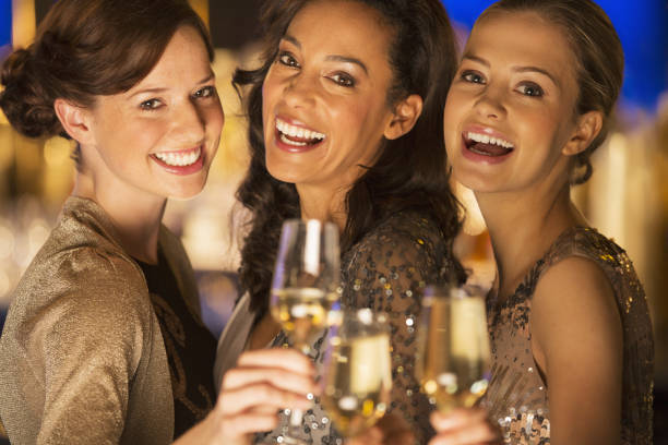 close-up retrato de mulheres sorridentes brindando taças de champanhe - evening gown - fotografias e filmes do acervo