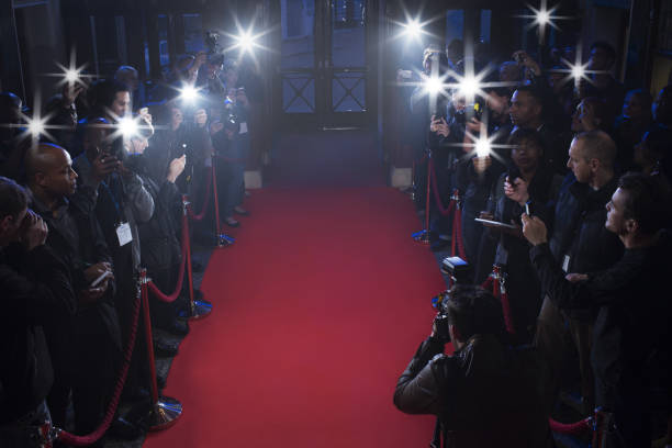 o paparazzi espera no tapete vermelho - large group of people flash - fotografias e filmes do acervo