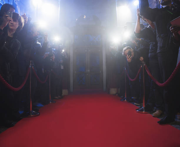 paparazzi using flash photography along red carpet - wireless technology flash 뉴스 사진 이미지