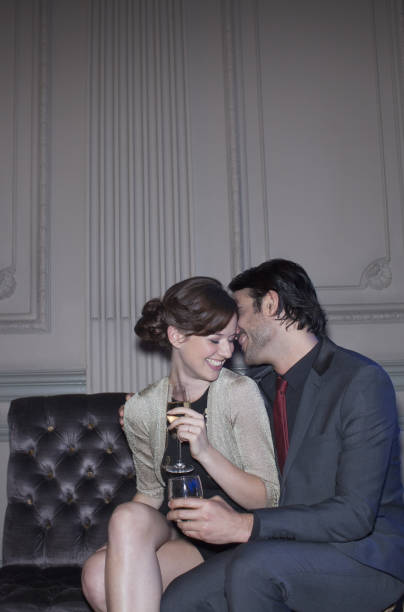bem vestido casal bebendo champanhe e cuddling - club suit - fotografias e filmes do acervo