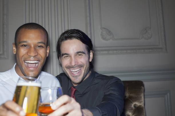 retrato de primer plano de hombre sonriente brindis cerveza y cócteles - 11160 fotografías e imágenes de stock