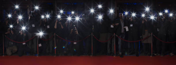 o paparazzi usando flash fotografia ao longo do tapete vermelho - night piece - fotografias e filmes do acervo