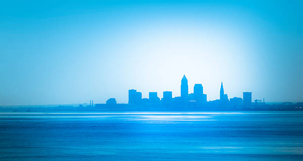 cleveland skyline de waterfront do oeste da costa do lago erie - cleveland imagens e fotografias de stock