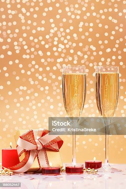Regali Di Natale E Champagne - Fotografie stock e altre immagini di A forma di stella - A forma di stella, Argentato, Argento