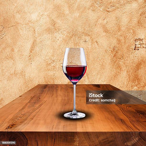 Bicchiere Di Vino Rosso Sul Tavolo In Legno - Fotografie stock e altre immagini di Alchol - Alchol, Bibita, Bicchiere