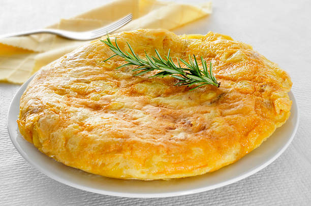 spanisches omelette, spanische omelett - spanisches omelett stock-fotos und bilder