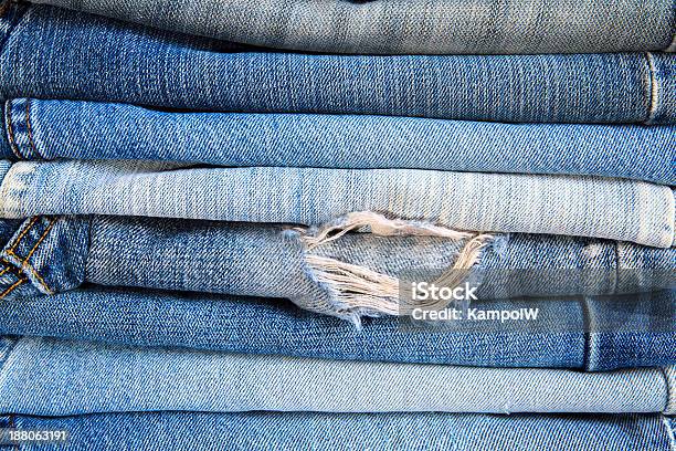 Pantalones Vaqueros Pila En Primer Plano Foto de stock y más banco de imágenes de Algodón - Textil - Algodón - Textil, Azul, Con textura