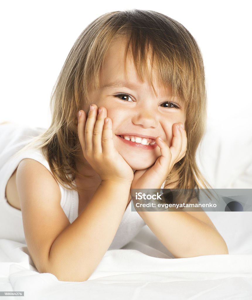 Nhỏ Hạnh Phúc Mỉm Cười Vui Vẻ Cô Gái Trên Một Chiếc Giường Cô Lập ...