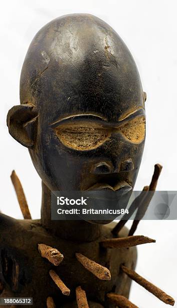 Fétiche À Clous Africainstatuette - zdjęcia stockowe i więcej obrazów Nigeria - Nigeria, Rzeźba - Dzieło artystyczne, Wyrób rzemieślniczy