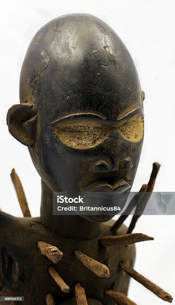Fétiche à clous africain-estatueta - Foto de stock de Nigéria royalty-free