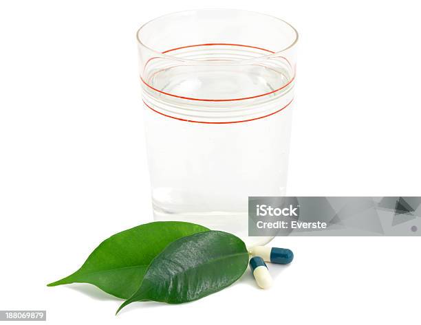 Comprimido Bio Capsuless E Copo Com Água - Fotografias de stock e mais imagens de Alimentação Saudável - Alimentação Saudável, Analgésico, Antibiótico