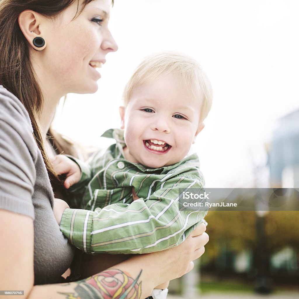 Madre, giocando con il figlio - Foto stock royalty-free di Abbracciare una persona