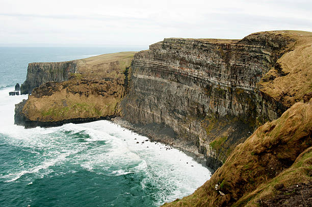 der cliffs of moher, irland - republic of ireland cliffs of moher cliff galway stock-fotos und bilder