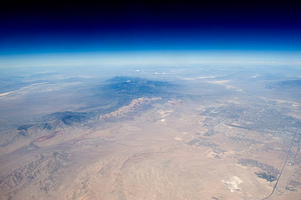 alta altitude vista da terra no espaço. - mountain range earth sky airplane imagens e fotografias de stock