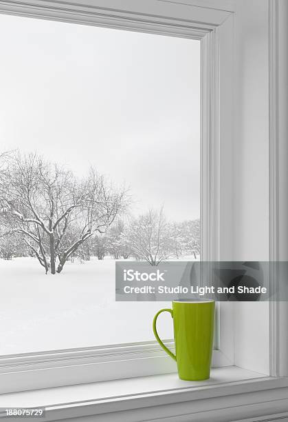 Grün Cup Auf Windowsill Stockfoto und mehr Bilder von Fenster - Fenster, Wohngebäude-Innenansicht, Blick durchs Fenster