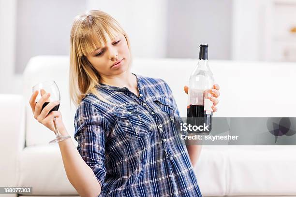 Cô Gái Tuổi Teen Say Rượu Hình ảnh Sẵn có - Tải xuống Hình ảnh ...