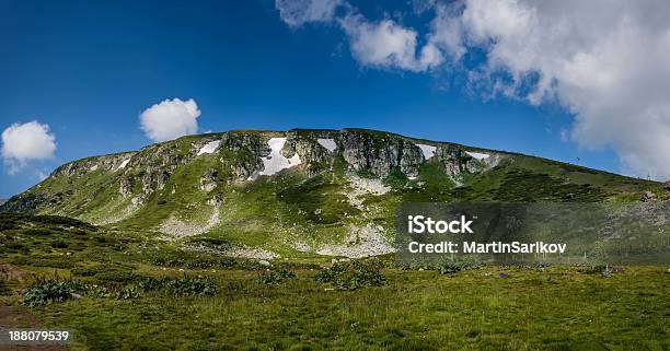 Paisaje De Montaña Foto de stock y más banco de imágenes de Aire libre - Aire libre, Ajardinado, Azul