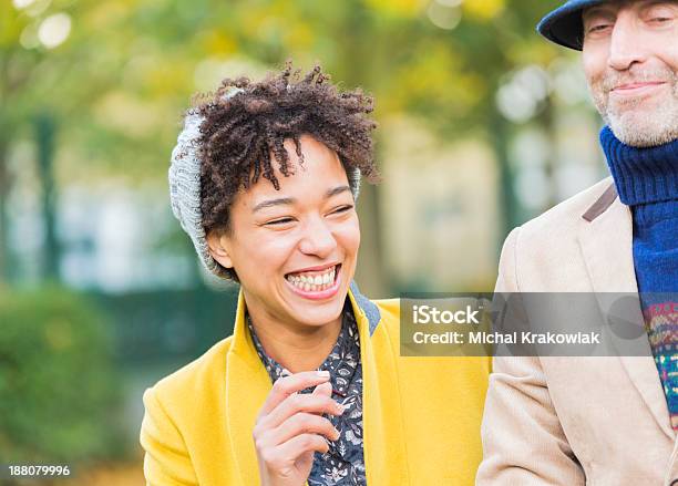 Freunde Im Park Stockfoto und mehr Bilder von Afrikanischer Abstammung - Afrikanischer Abstammung, Bildschärfe, Erwachsene Person