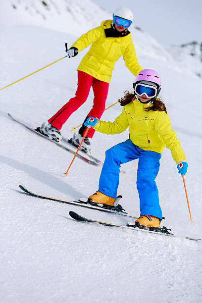 família em férias de esqui. - apres ski ski restaurant mountain - fotografias e filmes do acervo