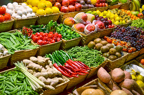 mercado de frutas com várias coloridas frutas e vegetais frescos - banca - fotografias e filmes do acervo