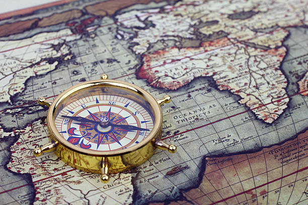 kompass auf der weltkarte - map world map globe old stock-fotos und bilder