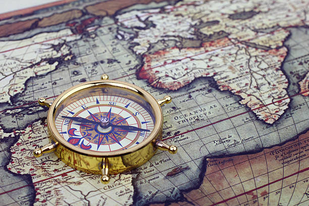 boussole sur la carte du monde - map world map globe old photos et images de collection