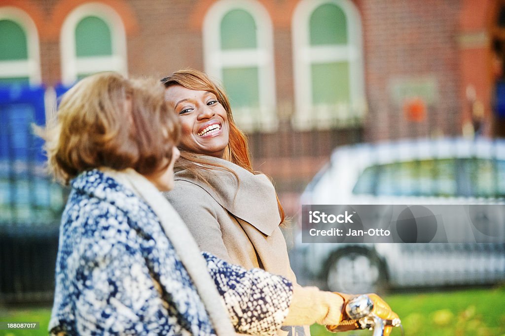 Dame mûre et femme multiraciale promenade. - Photo de Adulte libre de droits