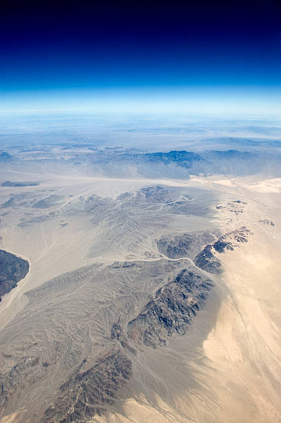 alta altitude vista da terra no espaço. - mountain range earth sky airplane imagens e fotografias de stock