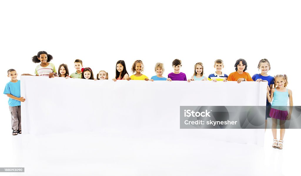 Duża grupa szczęśliwy dzieci Trzymając Transparent biały. - Zbiór zdjęć royalty-free (Dziecko)