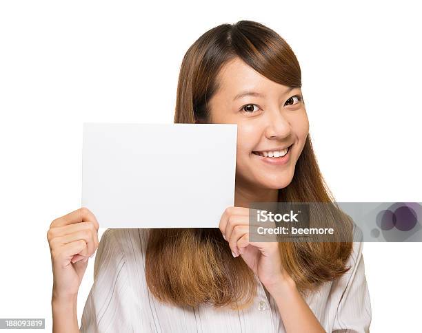 Jovem Menina Segurando Uma Placa Em Branco - Fotografias de stock e mais imagens de Adulto - Adulto, Cabelo castanho, Camisa com botões
