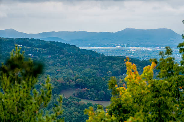 горный пейзажи в вирджинии вокруг роанок - blue ridge mountains appalachian mountains appalachian trail skyline drive стоковые фото и изображения