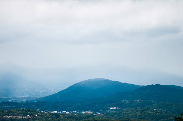 paesaggi di montagna in virginia state al roanoke - blue ridge mountains appalachian mountains appalachian trail skyline drive foto e immagini stock