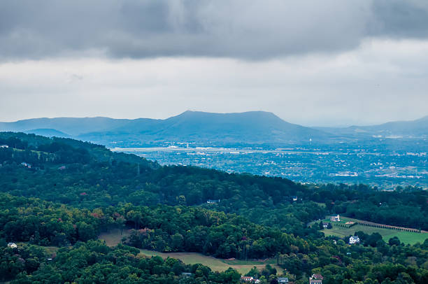 paesaggi di montagna in virginia state al roanoke - blue ridge mountains appalachian mountains appalachian trail skyline drive foto e immagini stock