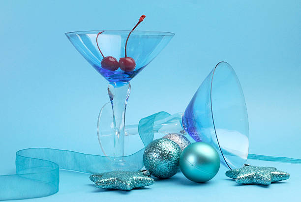 boże narodzenie nowy rok koktajl napojów na aqua blue tle - martini cocktail christmas blue zdjęcia i obrazy z banku zdjęć
