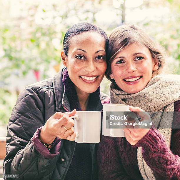 Zwei Frauen Mittleren Alters Beim Anstoßen Mit Warmen Kaffee Stockfoto und mehr Bilder von Freundschaft