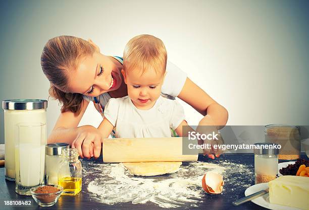 Dziecko Dziewczynka Z Jej Matka Cook Należy Wypiekać - zdjęcia stockowe i więcej obrazów Chrupkie ciasto