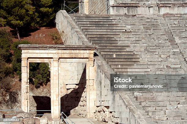 Foto de Antigo Teatro Epidauro Na Grécia e mais fotos de stock de Anfiteatro - Anfiteatro, Antigo, Antiguidade