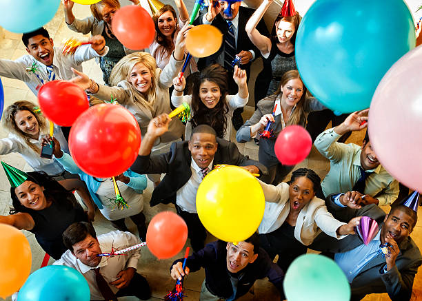 feier mit luftballons, hut und hörner - feiern stock-fotos und bilder