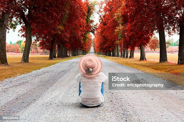 À Espera - Fotografias de stock e mais imagens de Adulto - Adulto, Ao Ar Livre, Beco