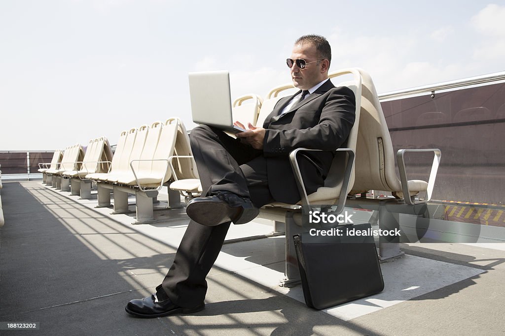 Homme d'affaires sur un banc - Photo de A la mode libre de droits