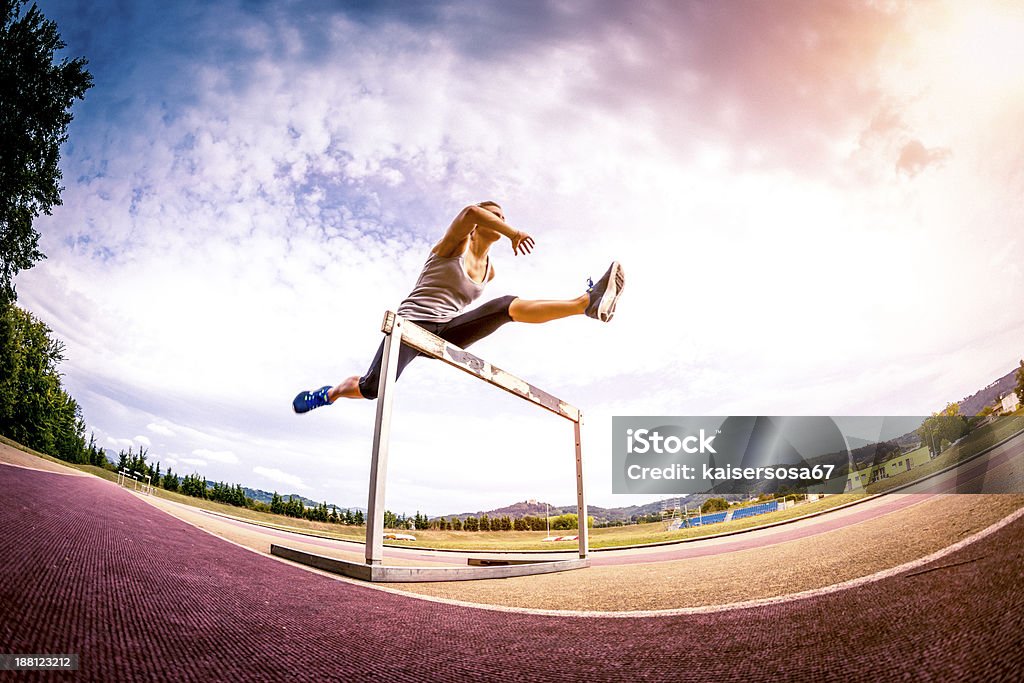 Femme Athlète de saut d'obstacles au steeplechase - Photo de Course d'obstacles - Course de fond libre de droits