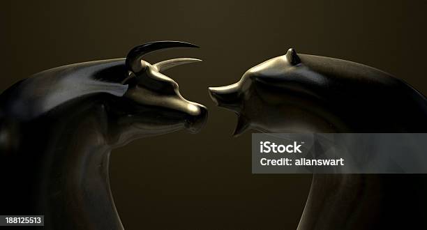 Bull And Bear Mercado Tendencia Moldes De Bronce Foto de stock y más banco de imágenes de Toro - Animal - Toro - Animal, Oso, Bear Market - Refrán en inglés